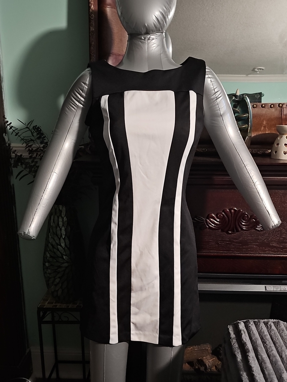 Black and White Sleeveless Mini Sheath Dress